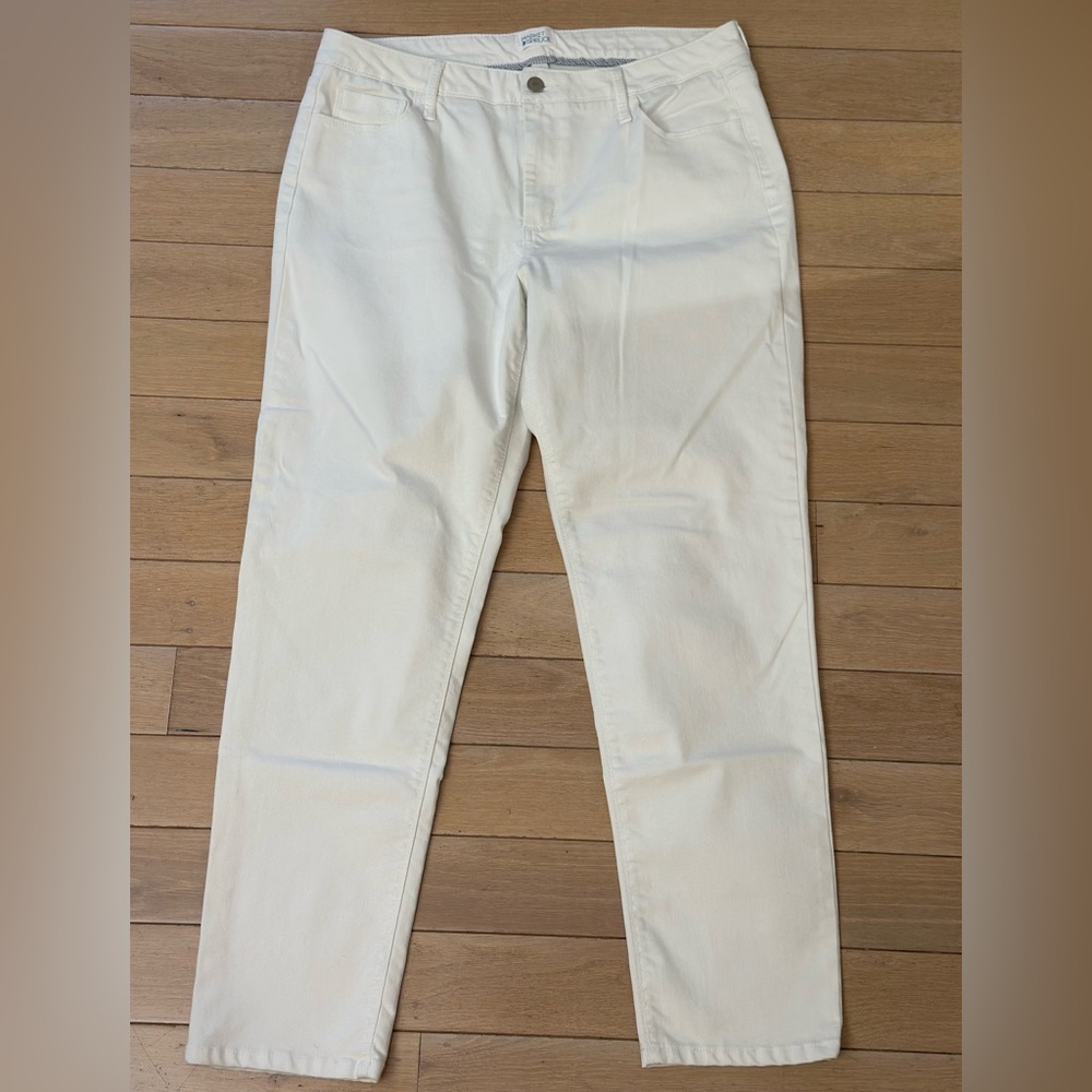 Market & Sprice White Capri Pants